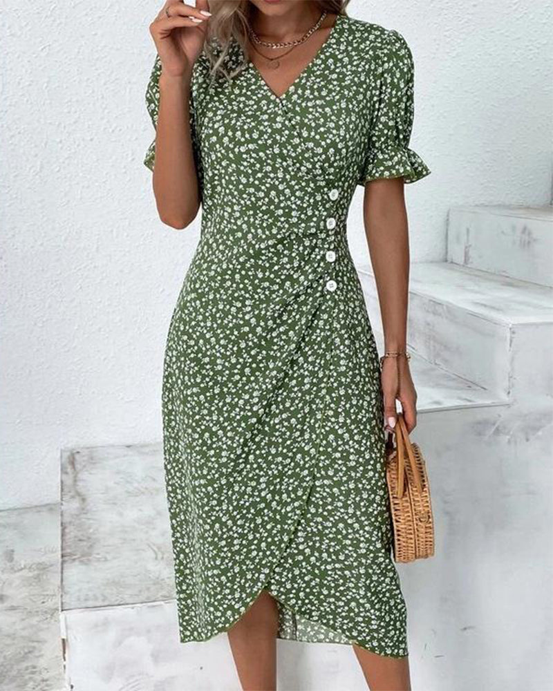 Vrouwelijke Overslagjurk Met Knoopdetail – Elegant En Speels Silhouet