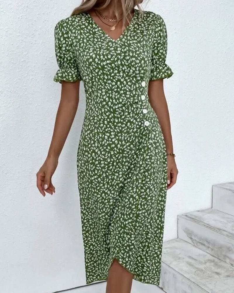 Vrouwelijke Overslagjurk Met Knoopdetail – Elegant En Speels Silhouet