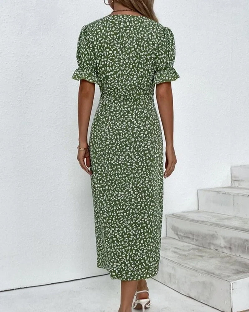 Vrouwelijke Overslagjurk Met Knoopdetail – Elegant En Speels Silhouet