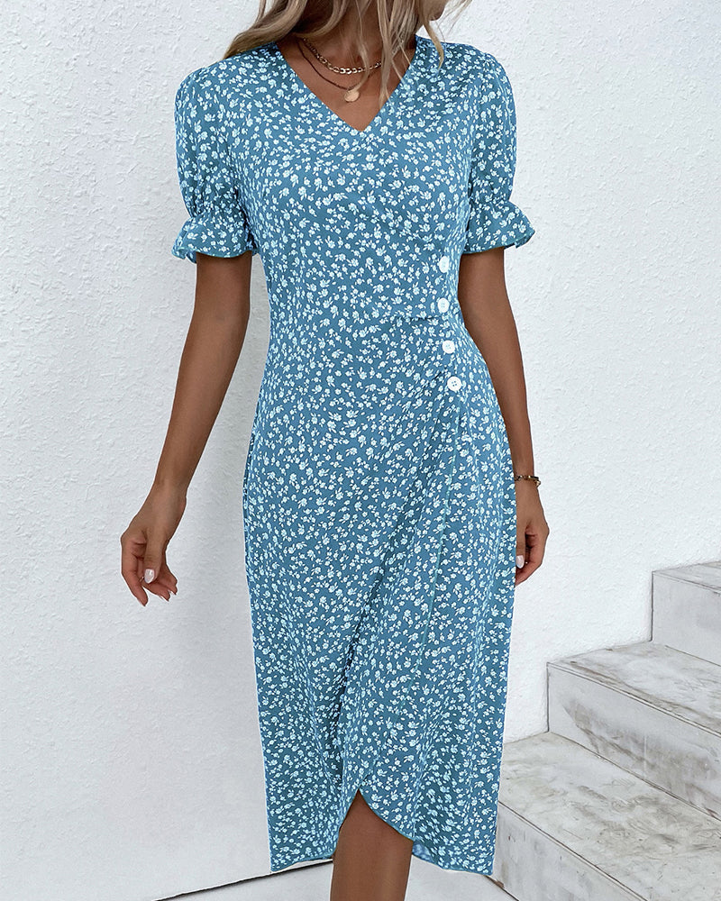 Vrouwelijke Overslagjurk Met Knoopdetail – Elegant En Speels Silhouet