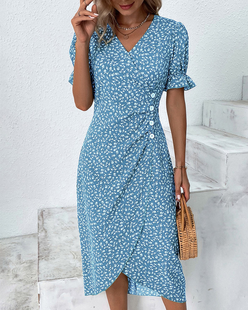 Vrouwelijke Overslagjurk Met Knoopdetail – Elegant En Speels Silhouet