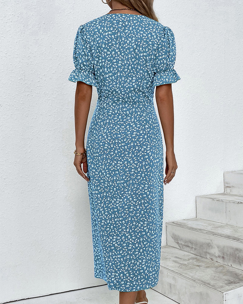 Vrouwelijke Overslagjurk Met Knoopdetail – Elegant En Speels Silhouet