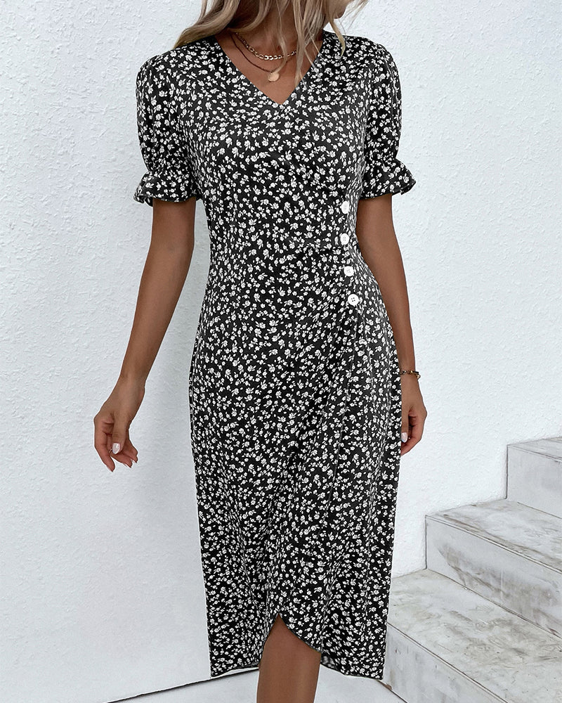 Vrouwelijke Overslagjurk Met Knoopdetail – Elegant En Speels Silhouet