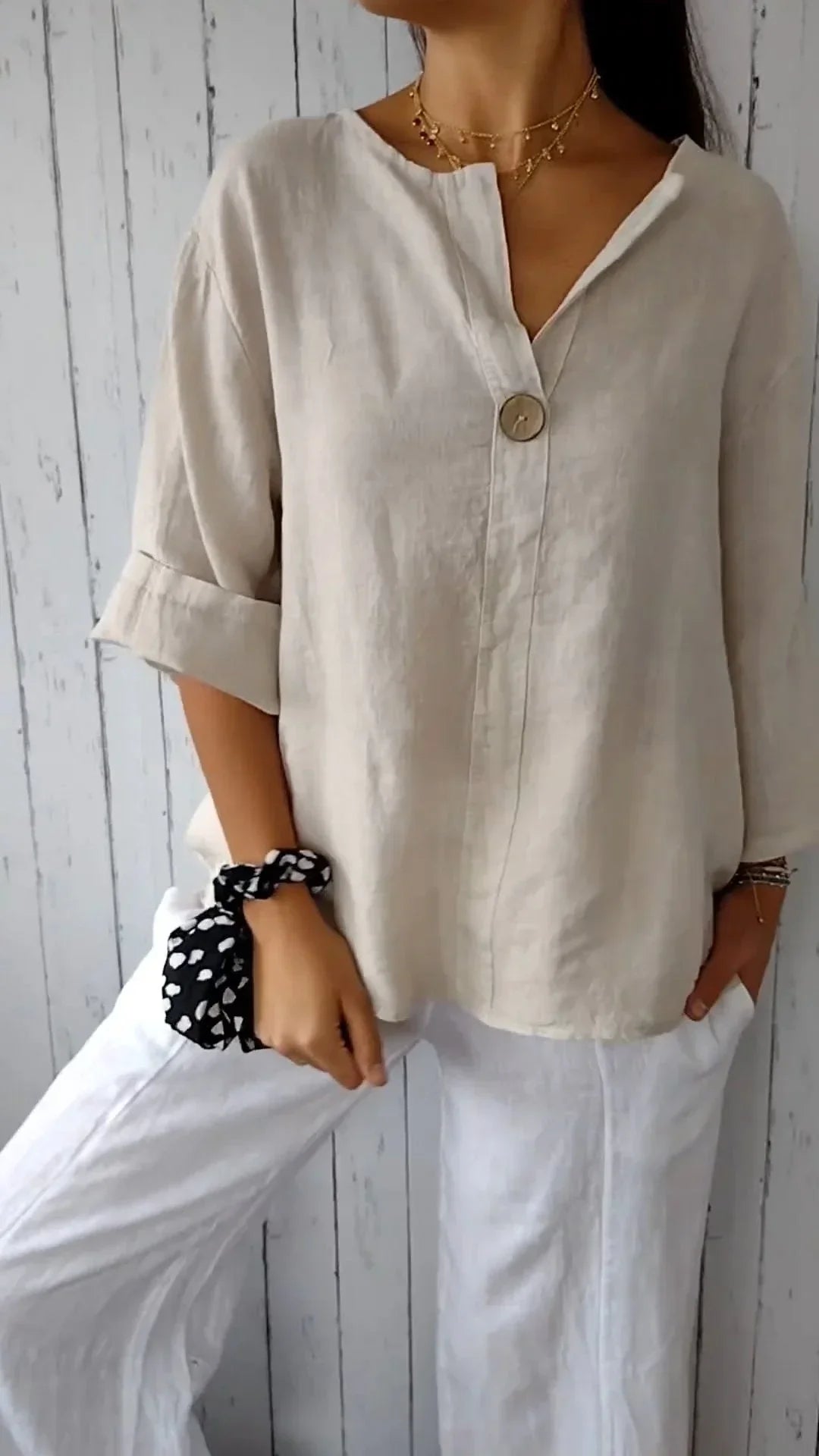 Linnen Damesblouse Met Knoopdetail En V-Hals – Luchtig En Stijlvol Voor Zomerse Dagen