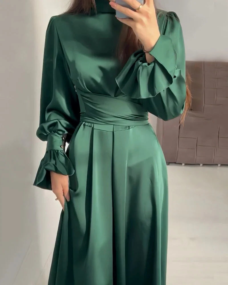 Satijnen Maxi-Jurk Met Hoge Hals En Strikmouwen – Verfijnde Eveningwear Met Klassieke Charme