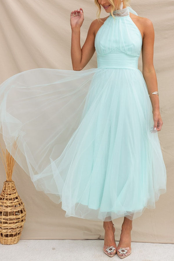 Tule Halterjurk Met Hoge Hals En Zwierige Rok – Etherisch En Elegant