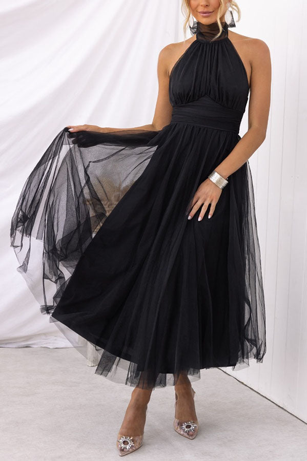Tule Halterjurk Met Hoge Hals En Zwierige Rok – Etherisch En Elegant