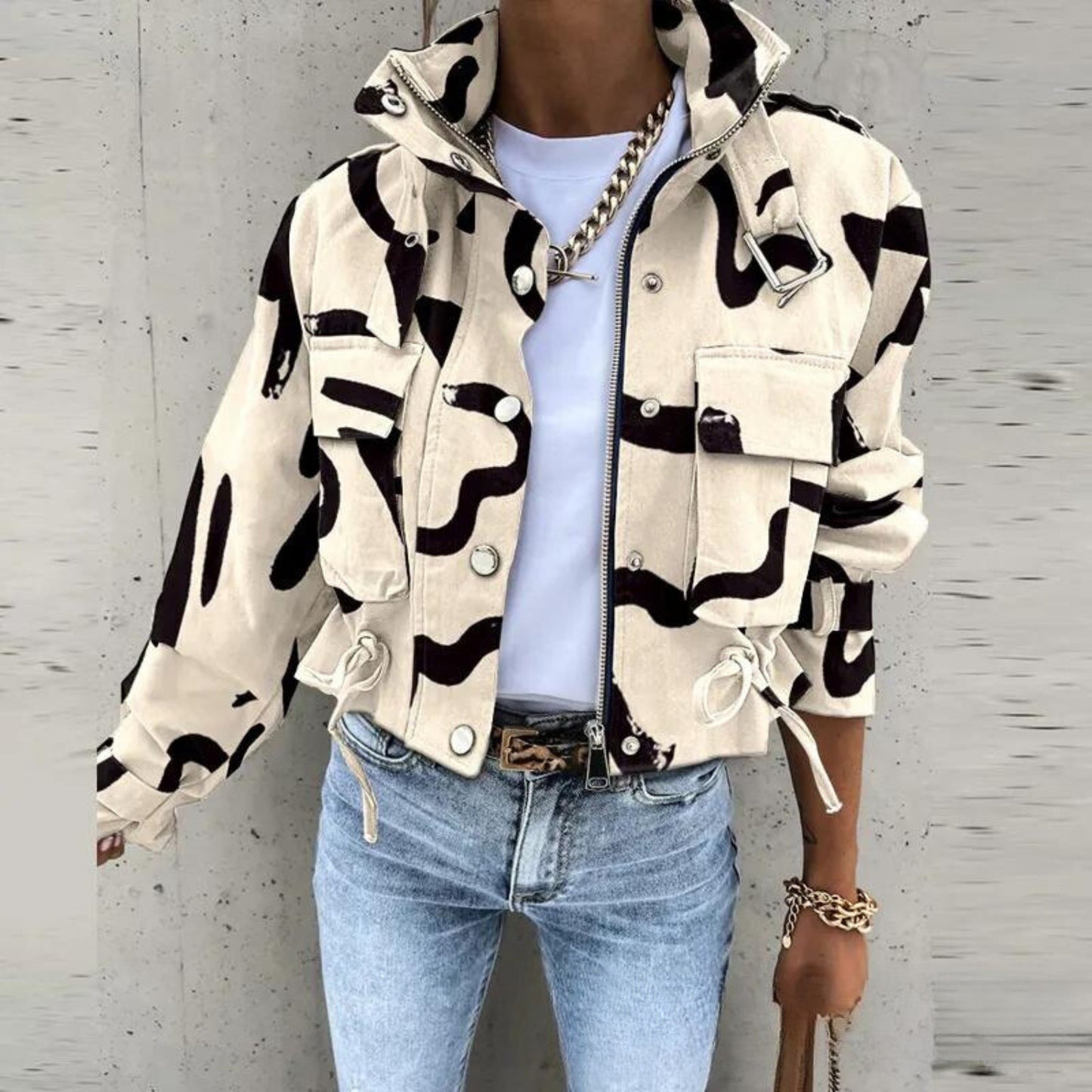Statement Jack Met Abstracte Print – Opvallende Voorjaarstrend Voor Vrouwen