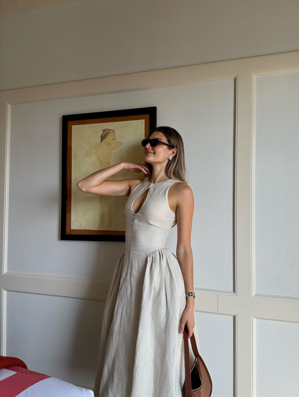 Luxe Damesjurk Met Open Hals – Elegante Linnenlook En Flatterende Taille