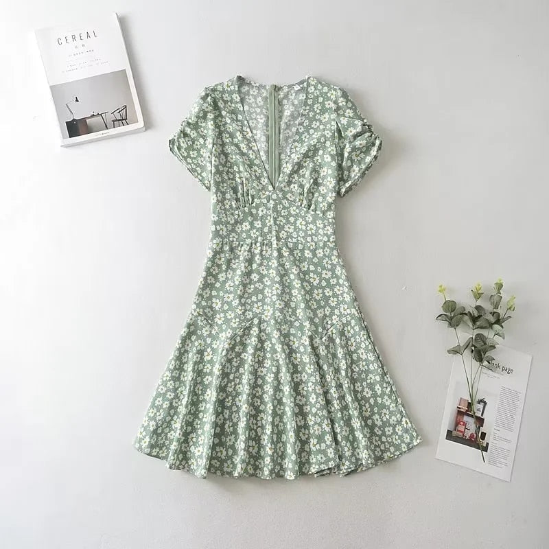 Bloemenprint Wikkeljurk Met V-Hals En Rufflezoom – Zomerse Charme In Een Speels Design
