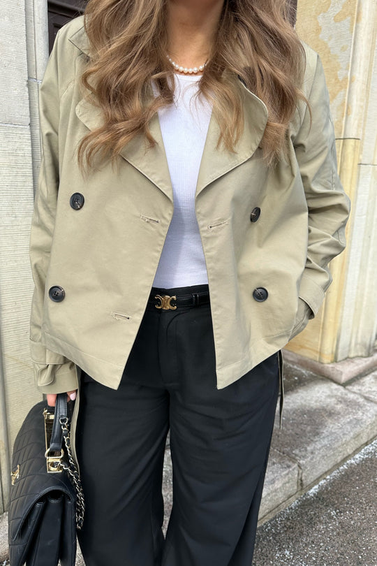 Korte Trenchcoat Voor Dames Met Dubbele Knopen En Ceintuur – Stijlvolle Jas Voor Lente En Herfst