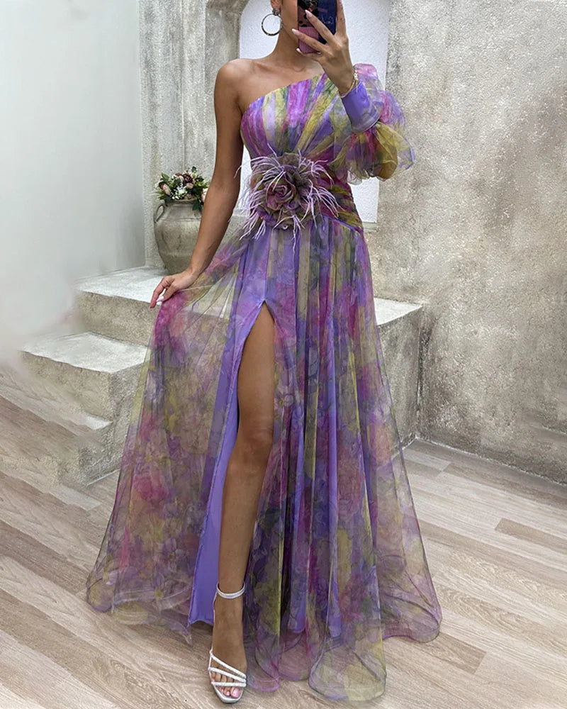 Lange Galajurk Met One-Shoulder Mouw En Bloemenaccent – Transparant Tule-Effect Met Kleurrijke Print