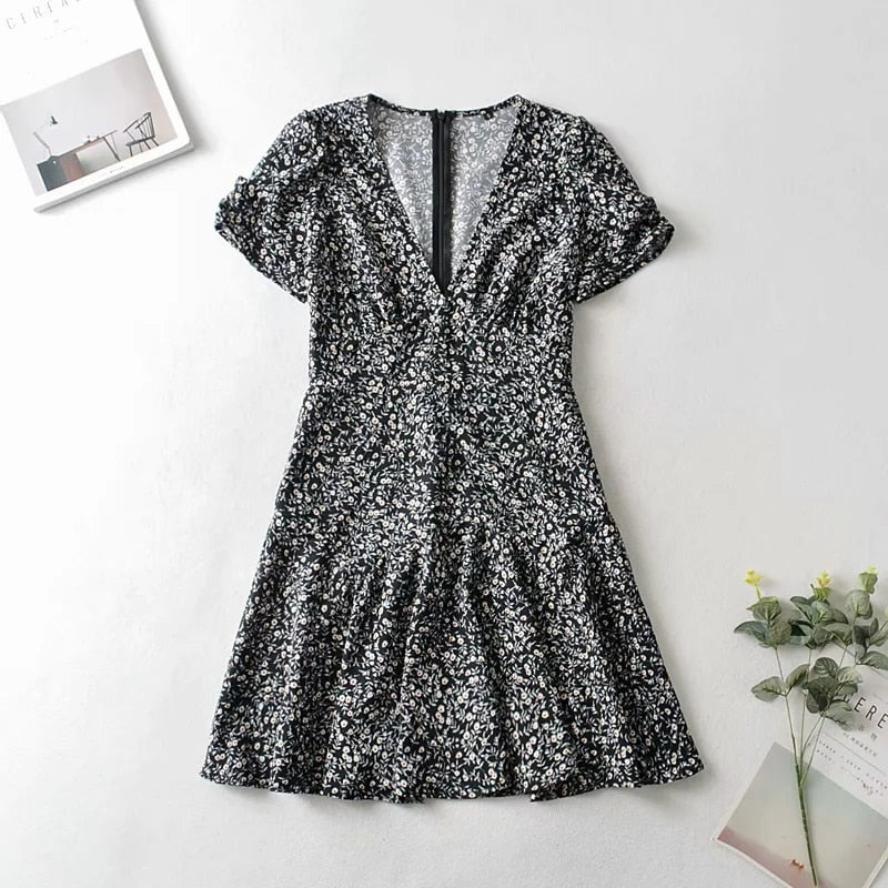 Bloemenprint Wikkeljurk Met V-Hals En Rufflezoom – Zomerse Charme In Een Speels Design