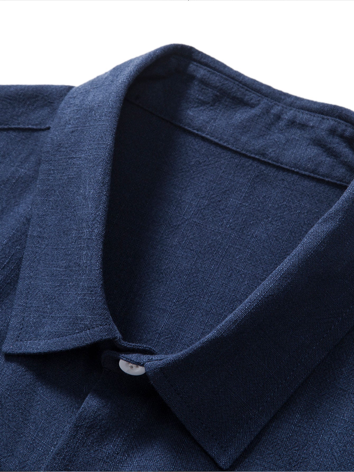 Heren zomeroutfit – luchtig overhemd met knopen & relaxte broek met opgerolde pijpen