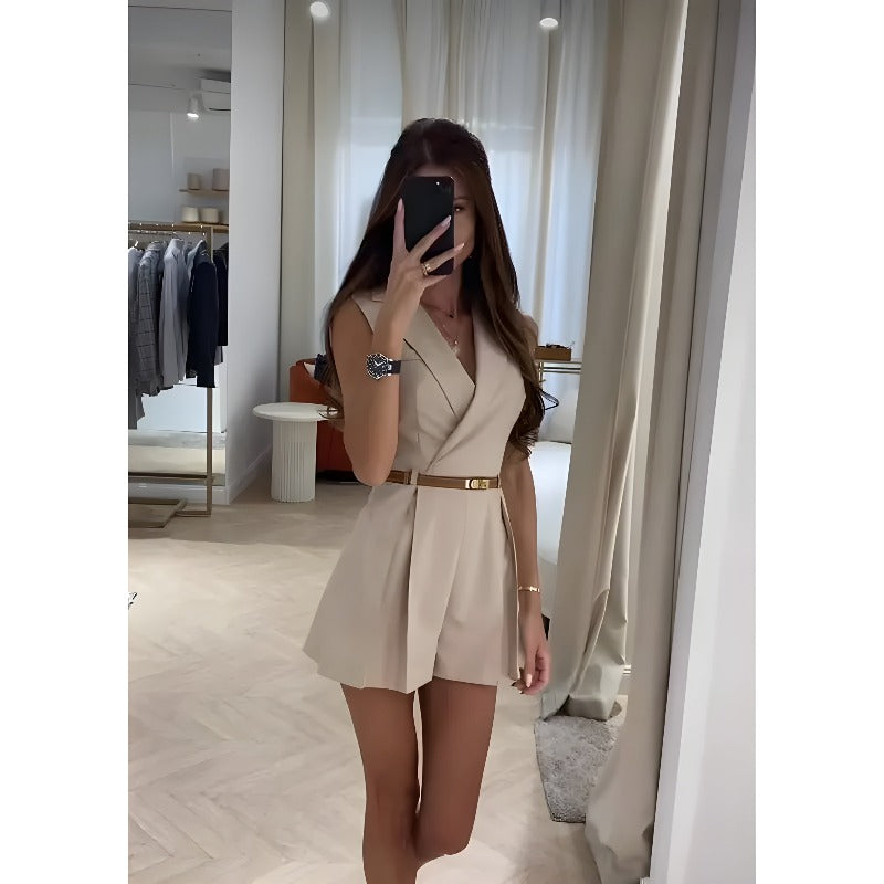 Mouwloze Dames Playsuit Met Reverskraag En Riem – Chique En Modern