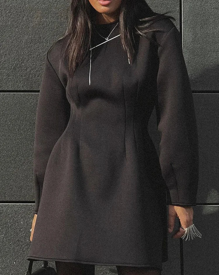Minimalistische A-Lijn Mini-Jurk Met Lange Mouwen – Edgy Eenvoud Met High Fashion Feel