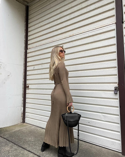Gebreide Maxi-Jurk Met Plissérok En Lange Mouwen – Elegantie In Één Vloeiende Lijn