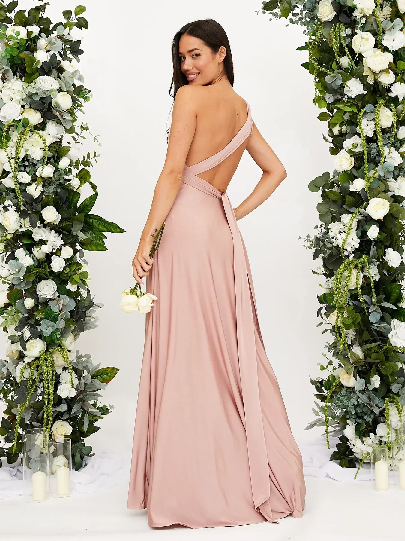 Lange Damesjurk Met Diepe V-Hals En Strikdetail – Elegante Avondjurk Met Chique Flair