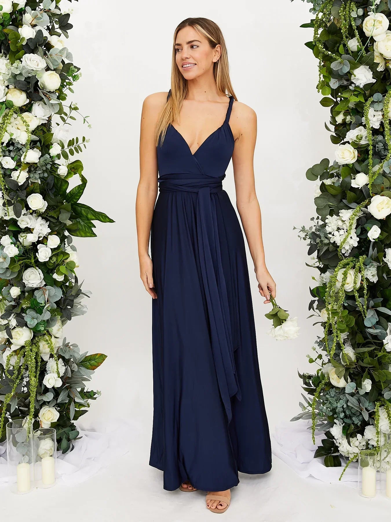 Lange Damesjurk Met Diepe V-Hals En Strikdetail – Elegante Avondjurk Met Chique Flair