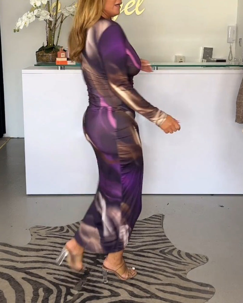 Satijnen Wikkeljurk Met Abstracte Glansprint En Midi-Lengte – Avondglamour Met Een Twist