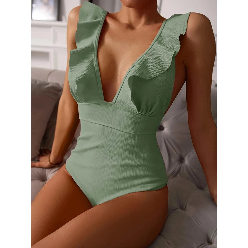Badpak met diepe V-hals en ruches voor dames – flatterend model, stevige voering & zomerse allure