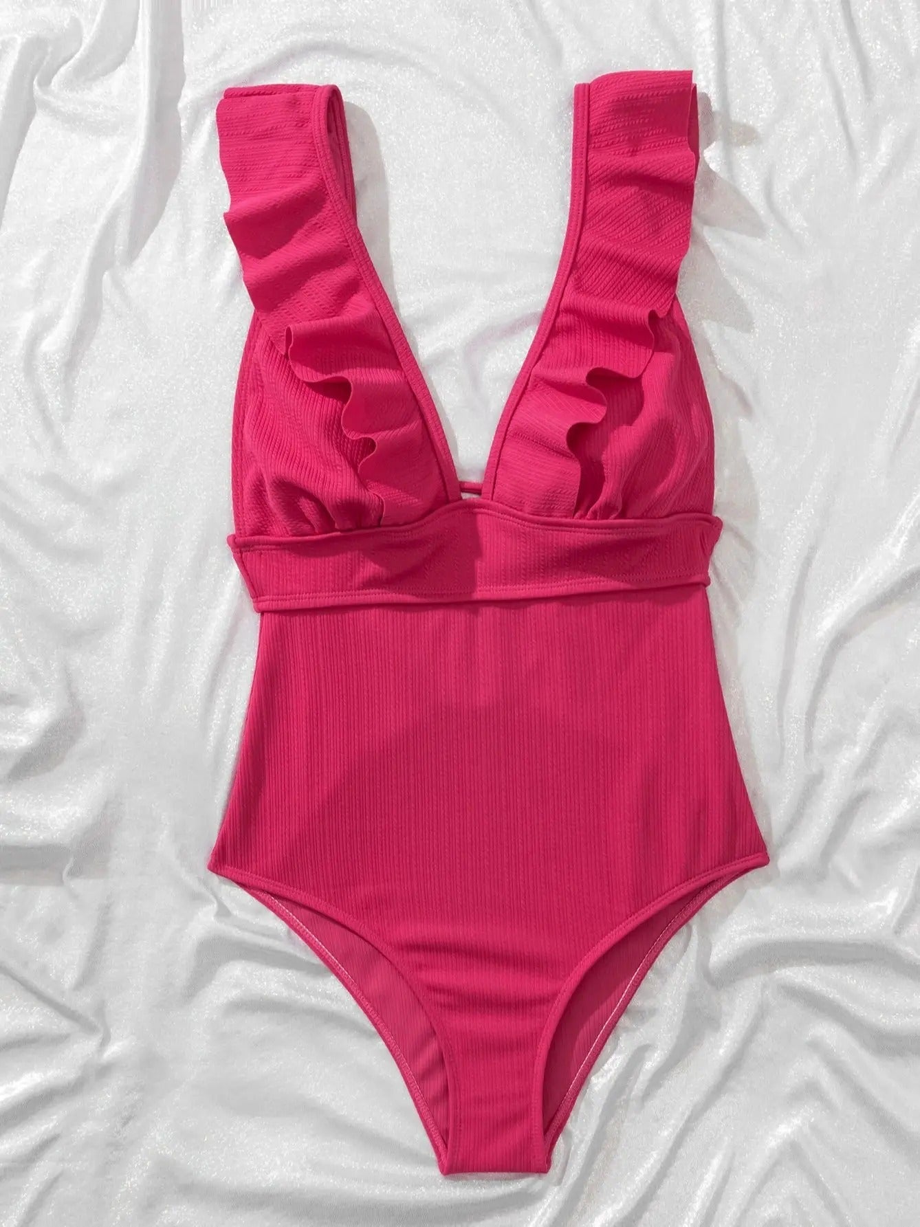 Badpak met diepe V-hals en ruches voor dames – flatterend model, stevige voering & zomerse allure