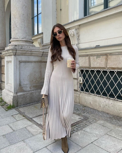 Gebreide Maxi-Jurk Met Plissérok En Lange Mouwen – Elegantie In Één Vloeiende Lijn