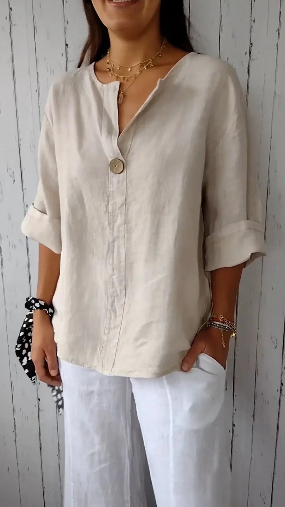 Linnen Damesblouse Met Knoopdetail En V-Hals – Luchtig En Stijlvol Voor Zomerse Dagen