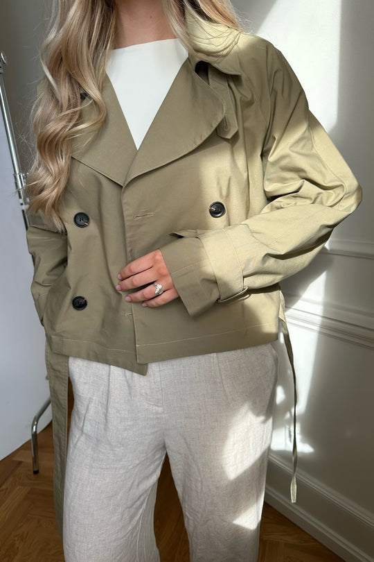 Korte Trenchcoat Voor Dames Met Dubbele Knopen En Ceintuur – Stijlvolle Jas Voor Lente En Herfst