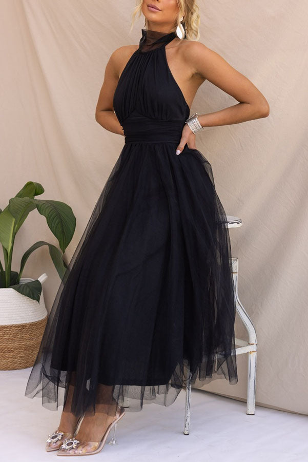 Tule Halterjurk Met Hoge Hals En Zwierige Rok – Etherisch En Elegant