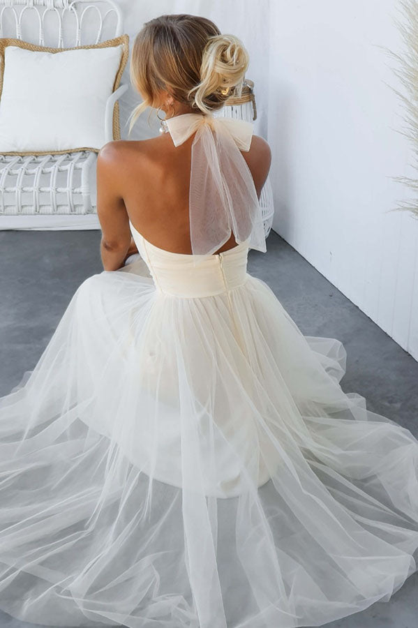 Tule Halterjurk Met Hoge Hals En Zwierige Rok – Etherisch En Elegant