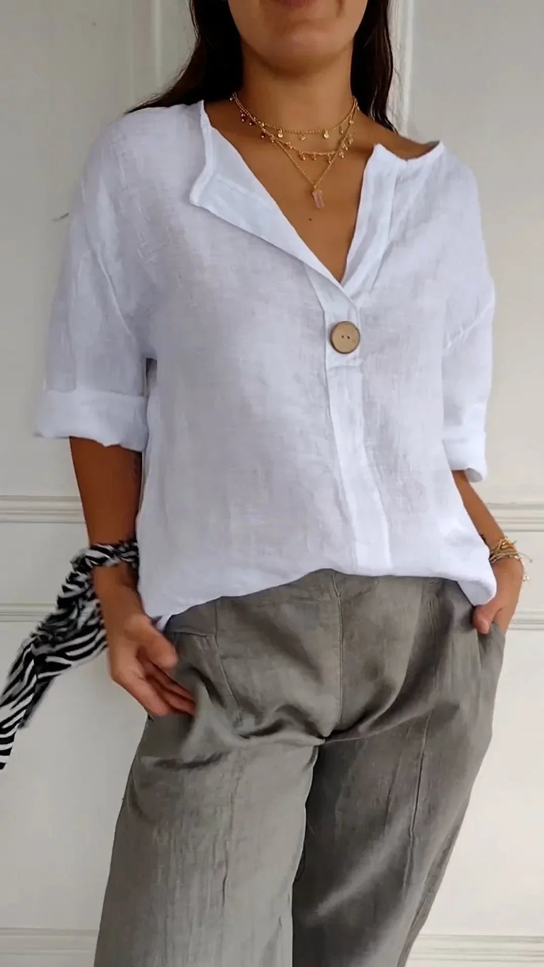 Linnen Damesblouse Met Knoopdetail En V-Hals – Luchtig En Stijlvol Voor Zomerse Dagen