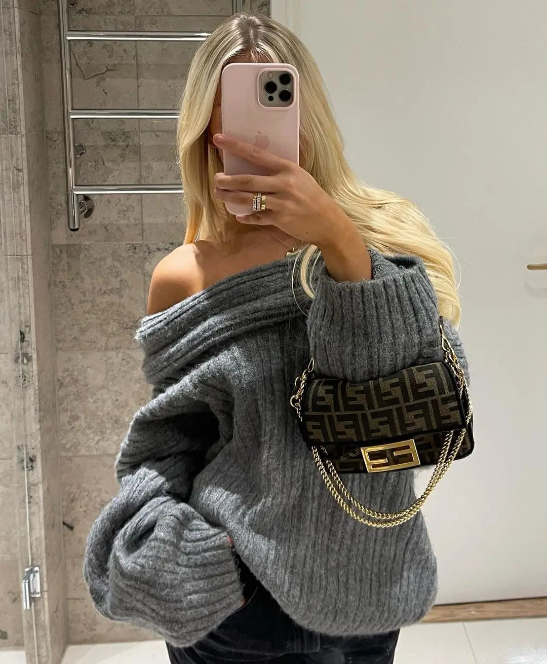 Grofgebreide Off-Shoulder Trui – Pure Knitwear Verleiding Met High-End Allure