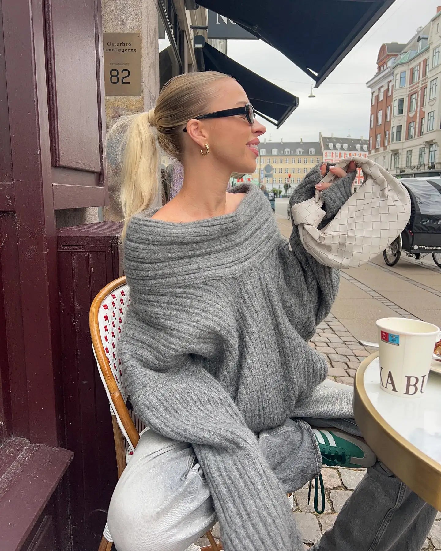 Grofgebreide Off-Shoulder Trui – Pure Knitwear Verleiding Met High-End Allure
