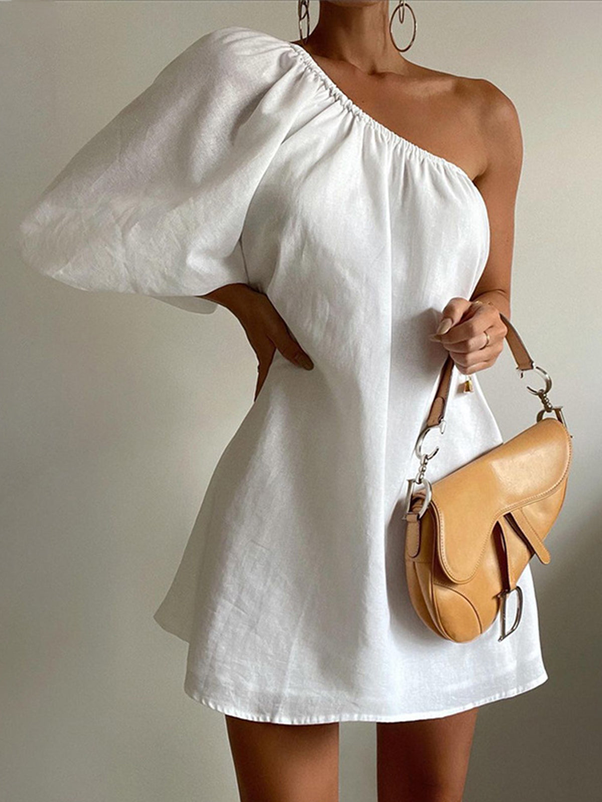Elegante Katoenen Linnen Korte Jurk Voor Modebewuste Dames – Eén Mouw, Luftige Pasvorm & Ideaal Voor Zomerse Outfits.
