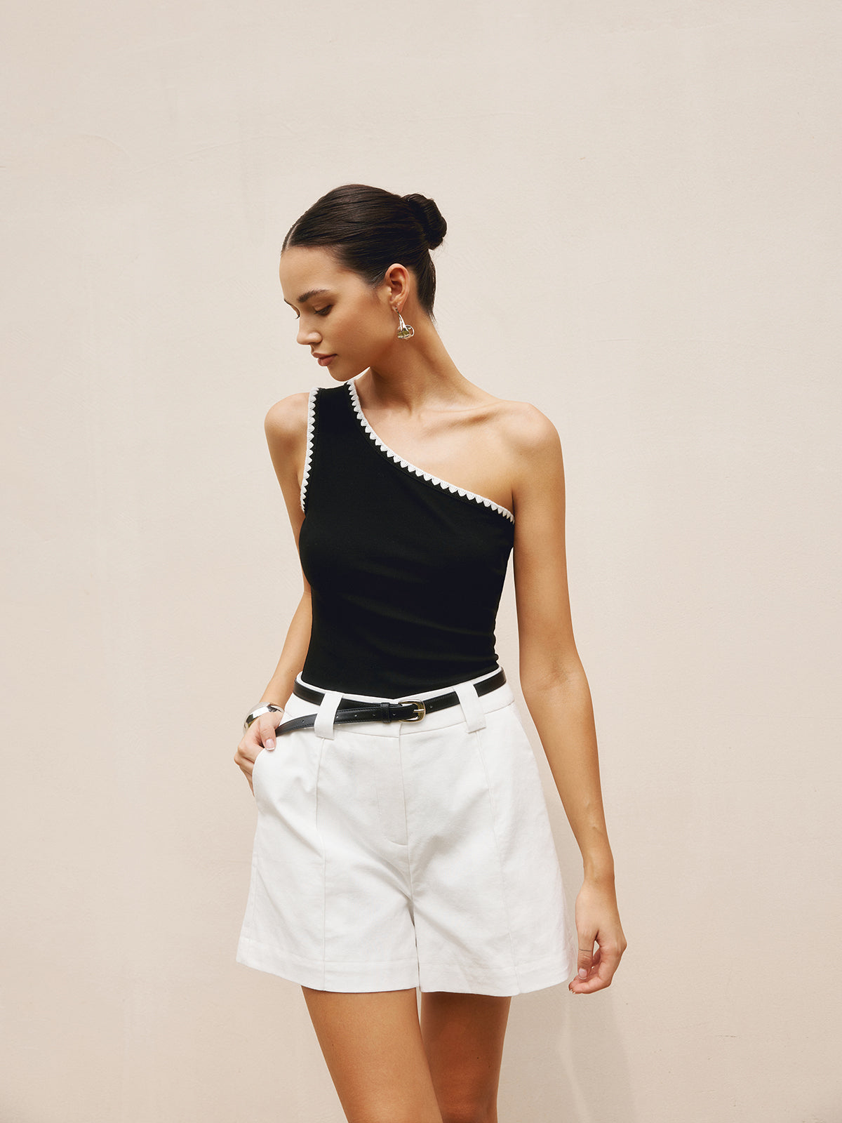 Stijlvolle Off-Shoulder Tanktop Voor Modebewuste Dames – Contrasttrim, Ademende Stof & Perfect Voor Zomeravonden.