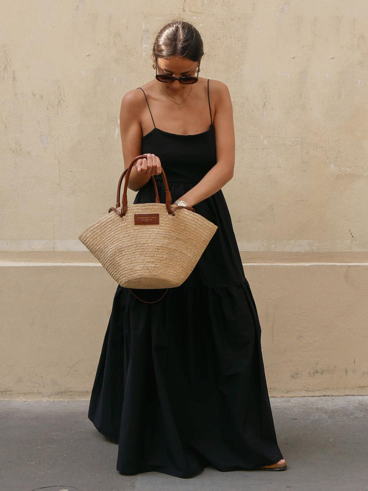 Elegante Rugloze Lange Jurk Voor Modebewuste Vrouwen – Luxe Stof, Tijdloze & Perfect Voor Avondgelegenheden Met Een Verfijnde Uiterlijk.