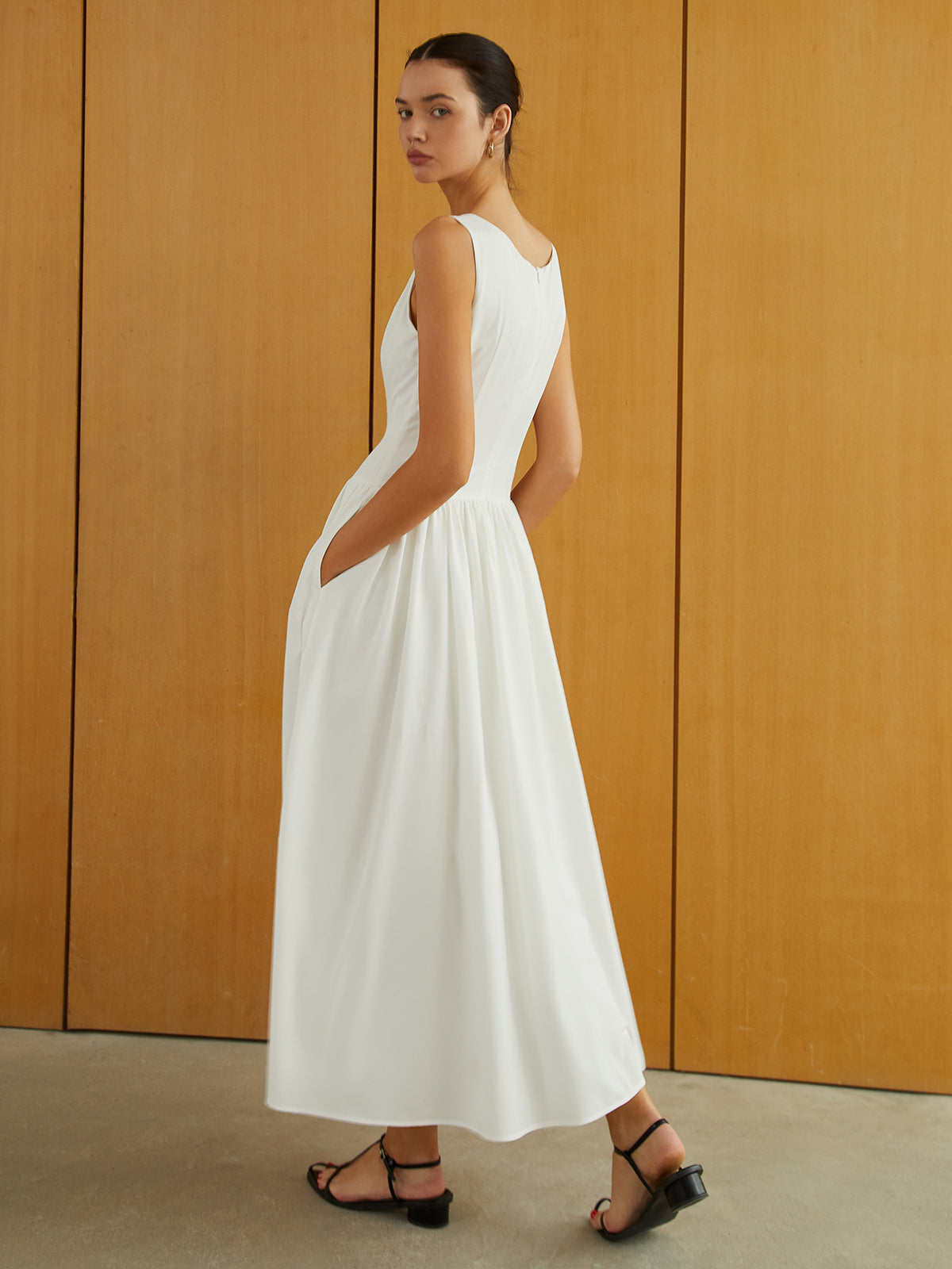 Elegante Mouwloze Lange Jurk Voor Modebewuste Vrouwen – Met Praktische Zakken, Eigentijdse Knopsluiting & Ideaal Voor Speciale Gelegenheden.