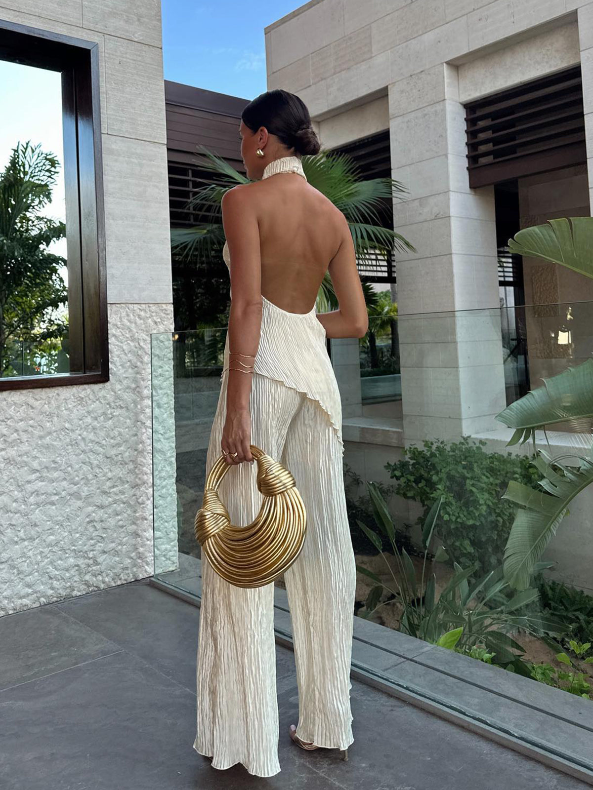 Asymmetrische Halter Crop Top En Brede Pantalon Set Voor Modieuze Vrouwen – Luxe Stof, Trendy Ontwerp & Perfect Voor Zomerse Avonden.