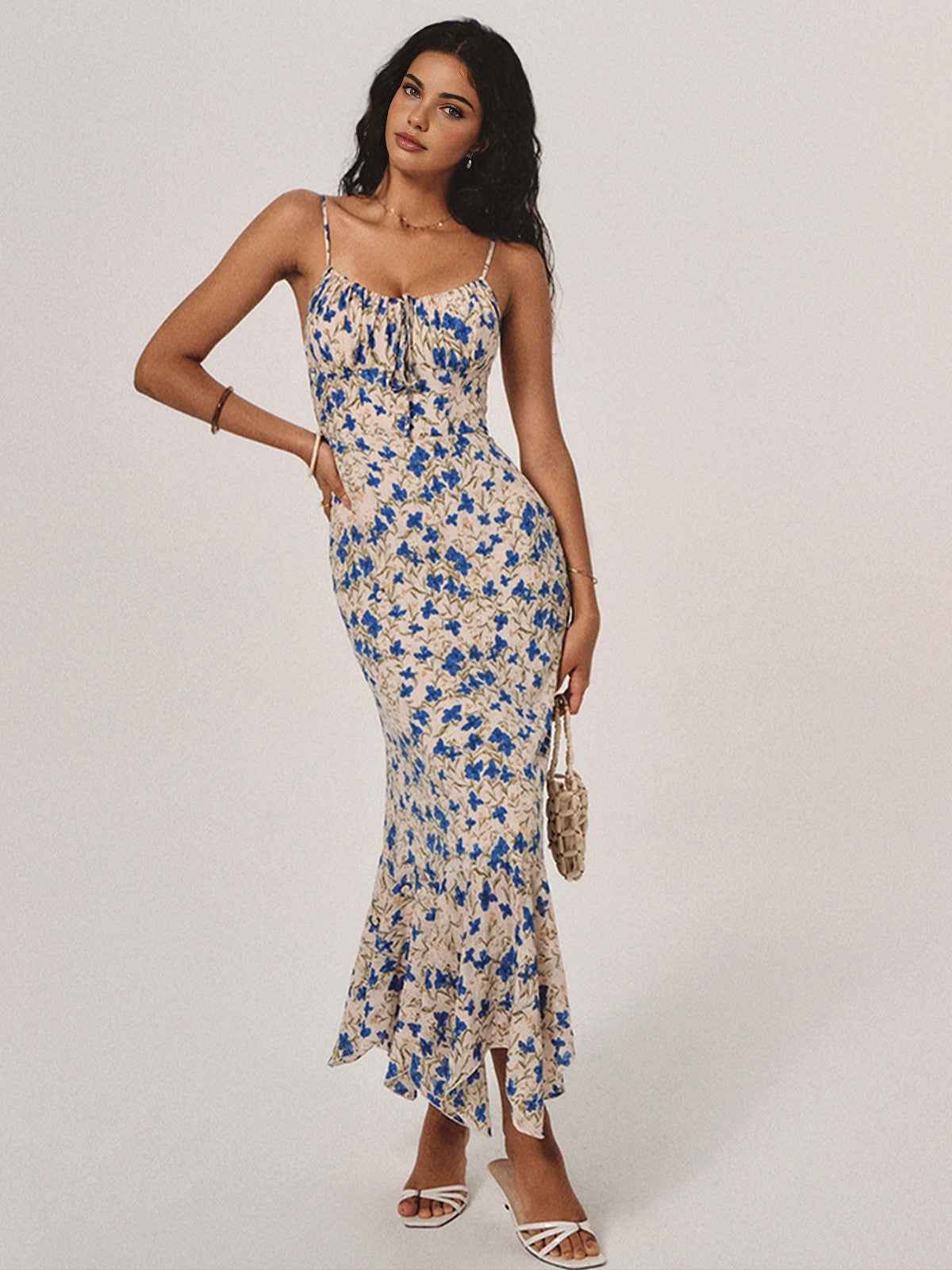 Bloemenprint Jurk Voor Modebewuste Vrouwen – Geknoopt Design, Ongelijkmatige Hemlijn & Perfect Voor Zomerdagen En Feestelijke Gelegenheden.