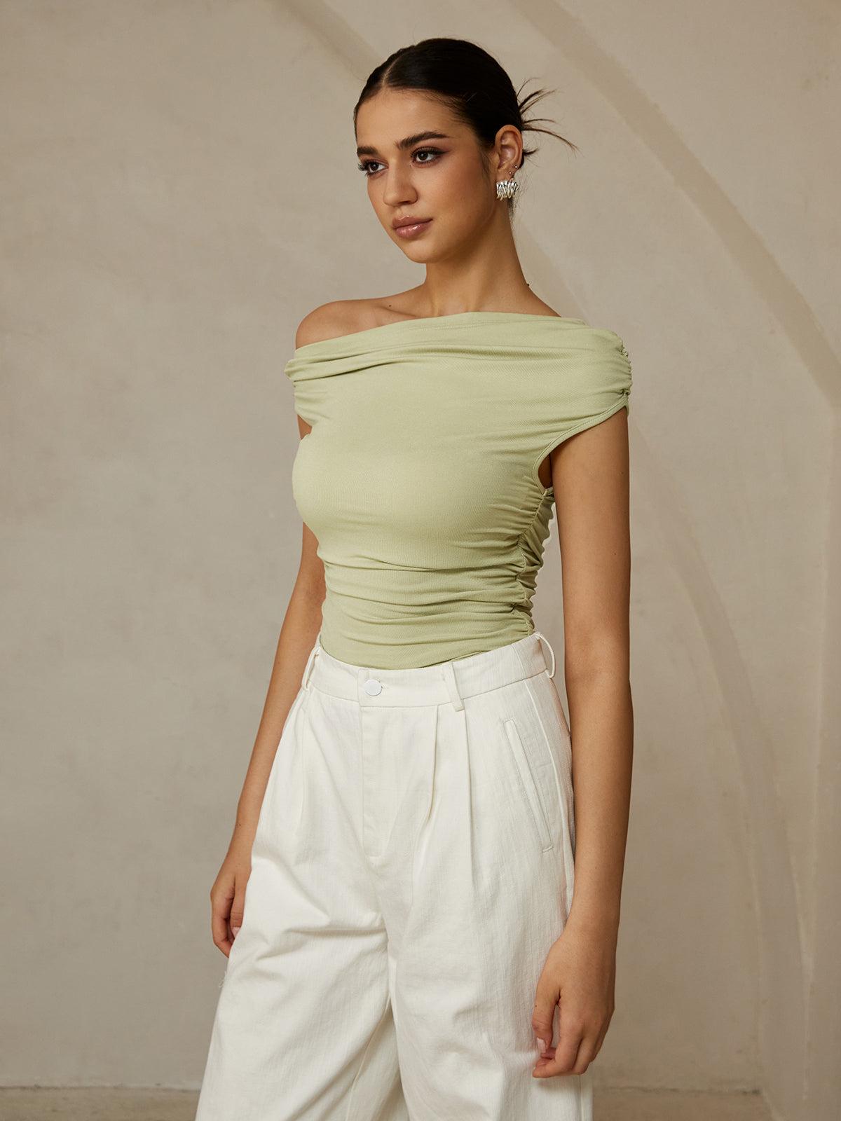 Asymmetrisch Mouwloos T-Shirt Voor Modebewuste Vrouwen – Luxe Stof, Eigentijdse Ontwerp & Veelzijdig Voor Elke Gelegenheid.