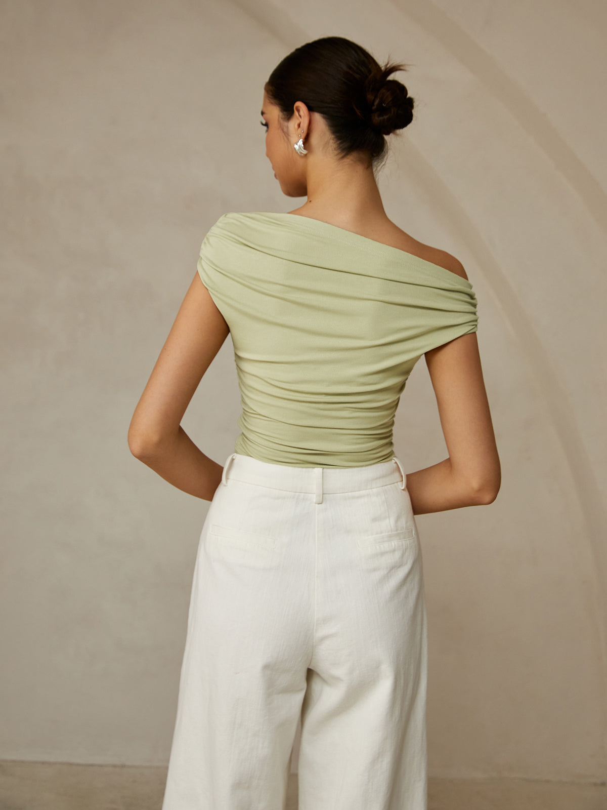 Asymmetrisch Mouwloos T-Shirt Voor Modebewuste Vrouwen – Luxe Stof, Eigentijdse Ontwerp & Veelzijdig Voor Elke Gelegenheid.