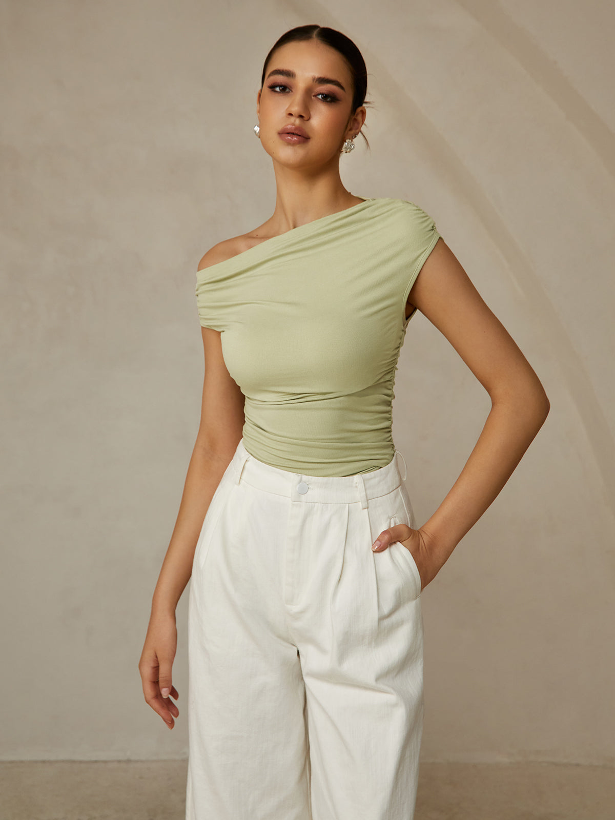 Asymmetrisch Mouwloos T-Shirt Voor Modebewuste Vrouwen – Luxe Stof, Eigentijdse Ontwerp & Veelzijdig Voor Elke Gelegenheid.