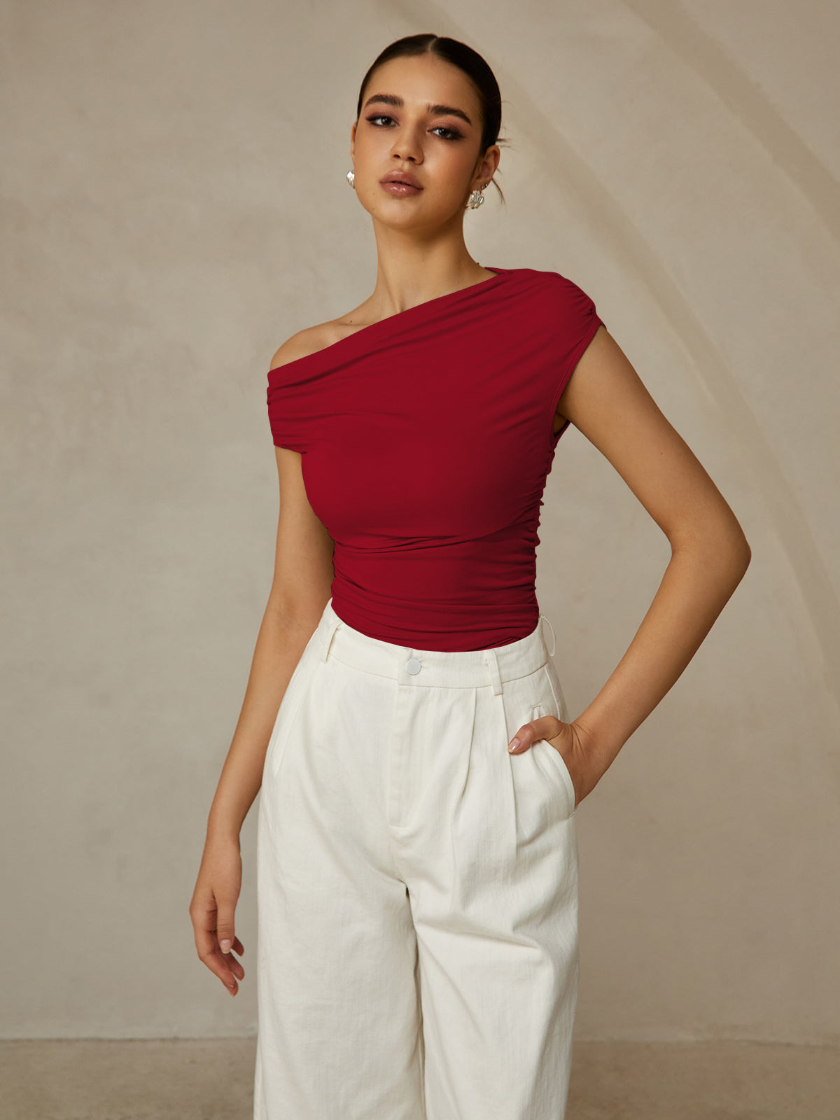 Asymmetrisch Mouwloos T-Shirt Voor Modebewuste Vrouwen – Luxe Stof, Eigentijdse Ontwerp & Veelzijdig Voor Elke Gelegenheid.