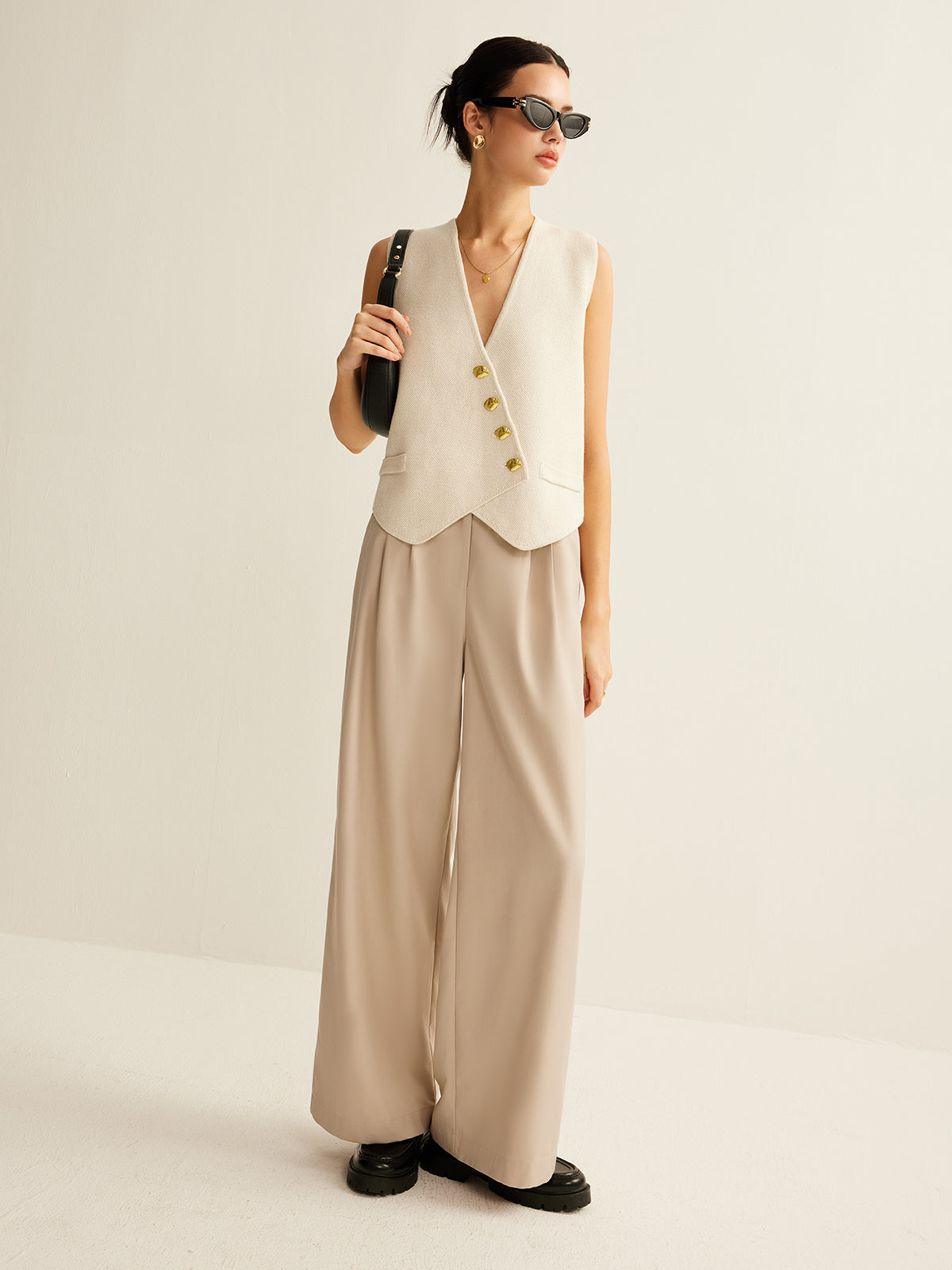 Getailleerd Gilet Voor Dames – Mouwloos, Goudkleurige Knopen & Zomerklassieker