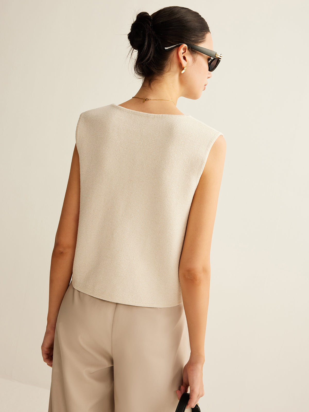 Getailleerd Gilet Voor Dames – Mouwloos, Goudkleurige Knopen & Zomerklassieker