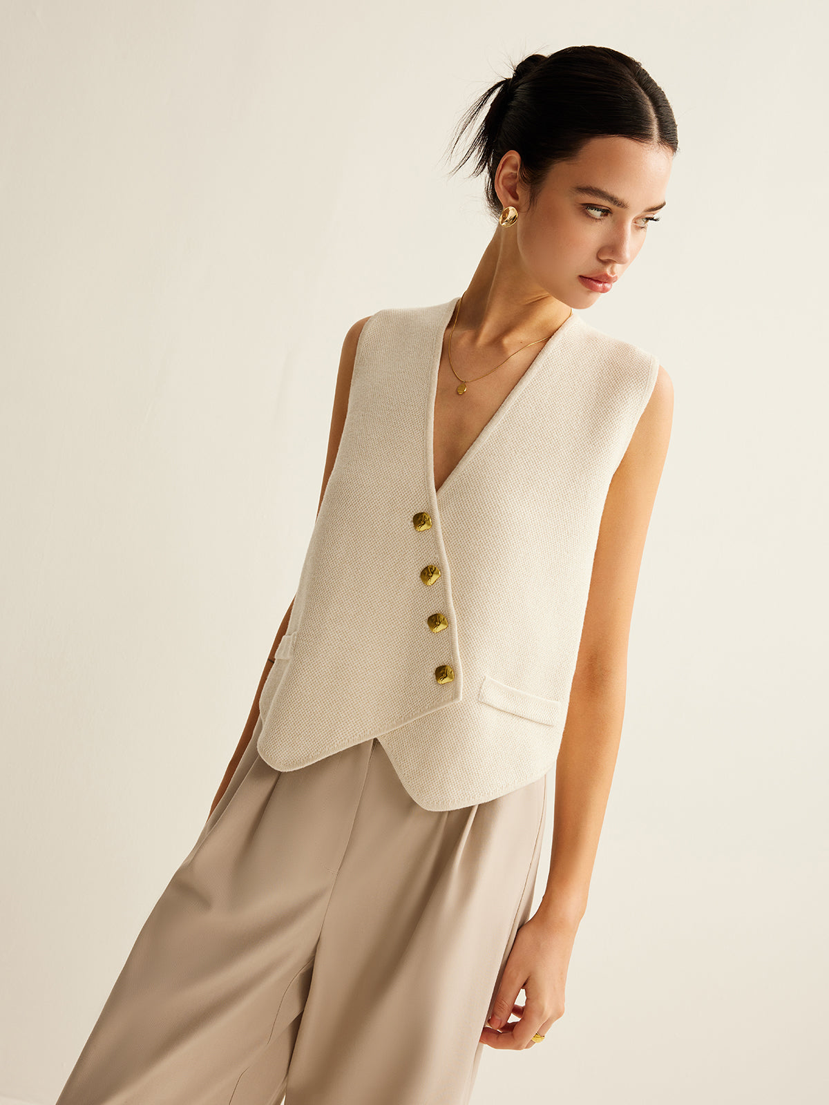 Getailleerd Gilet Voor Dames – Mouwloos, Goudkleurige Knopen & Zomerklassieker