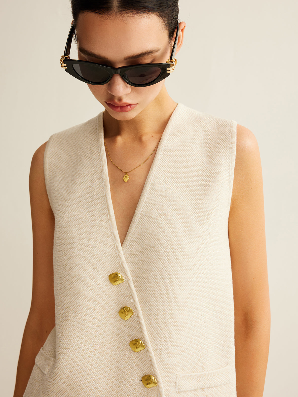 Getailleerd Gilet Voor Dames – Mouwloos, Goudkleurige Knopen & Zomerklassieker