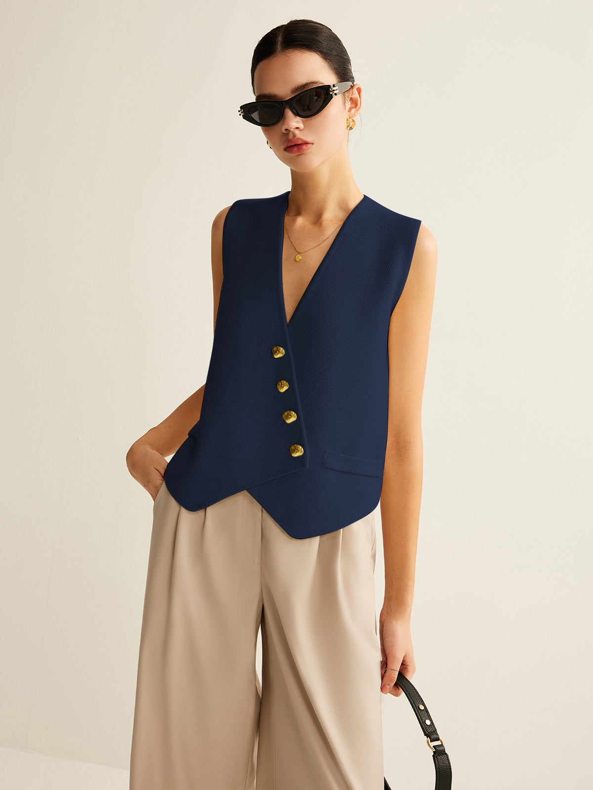 Getailleerd Gilet Voor Dames – Mouwloos, Goudkleurige Knopen & Zomerklassieker