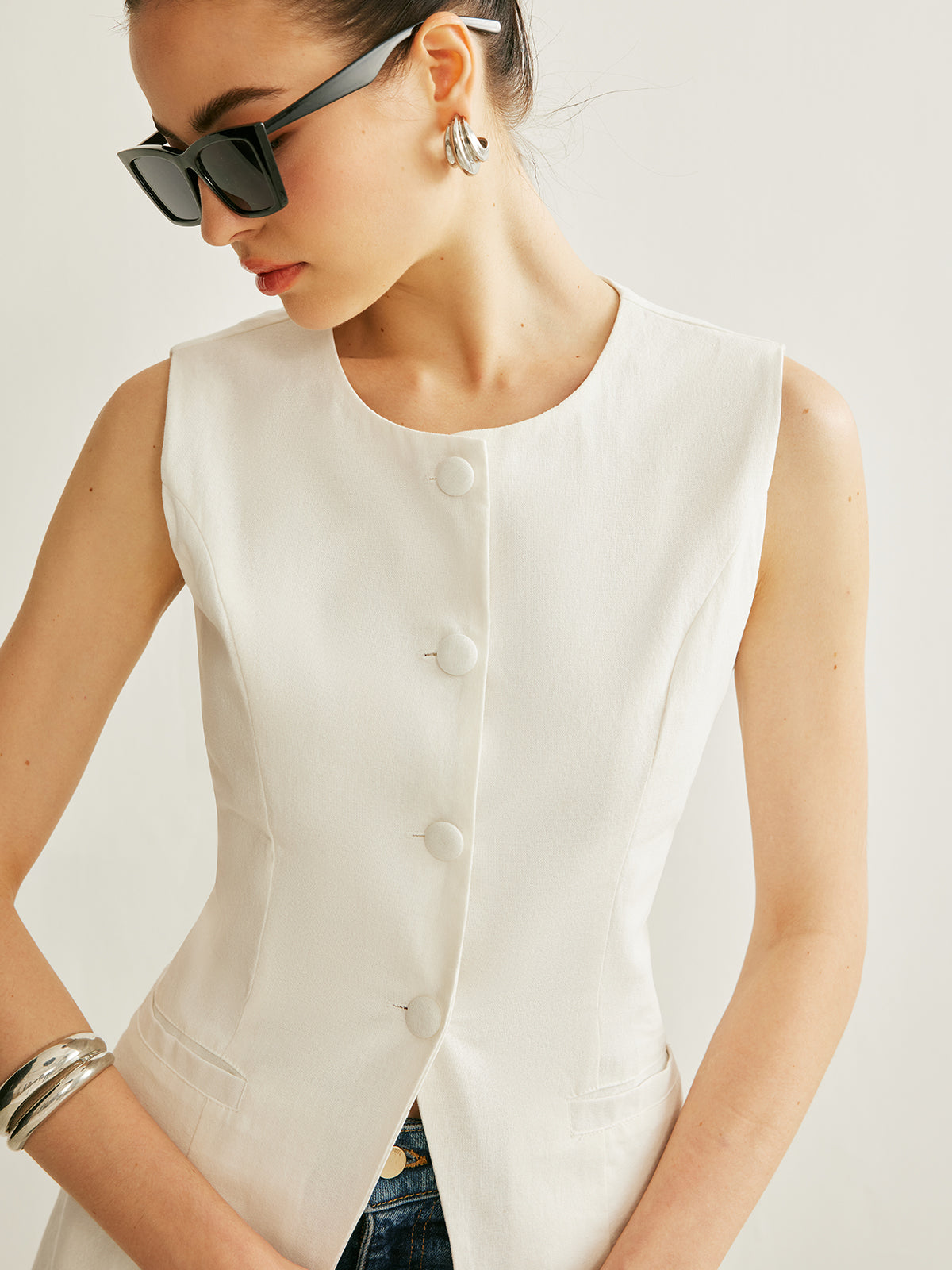 Stijlvol Mouwloos Vest Voor Modebewuste Vrouwen – Elegante Knopdetails, Luxe Textuur & Perfect Voor Zowel Casual Als Formele Gelegenheden.